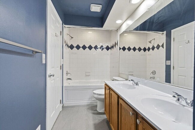 Building Photo - 335 Fullerton Pl