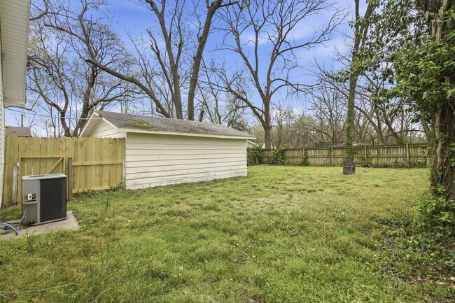 Building Photo - 2822 E Cherry St