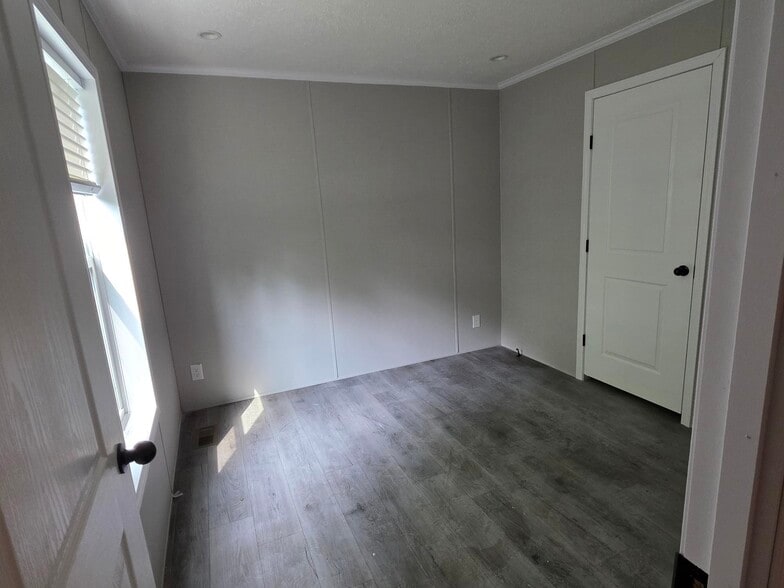 Building Photo - 16 Thomas Ln