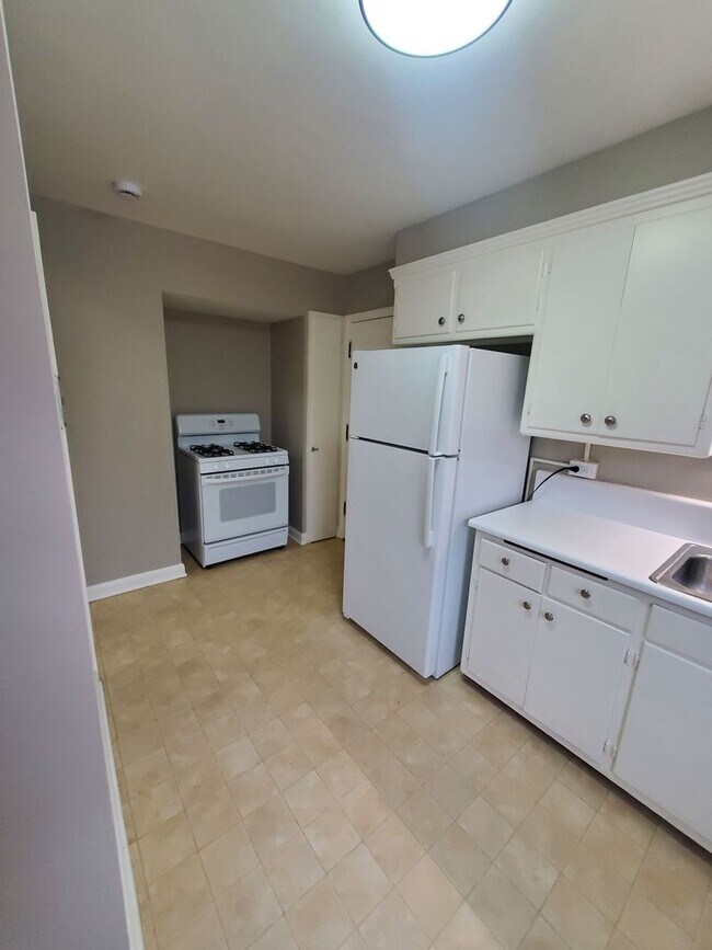 Interior Photo - 524 E Henry Clay St