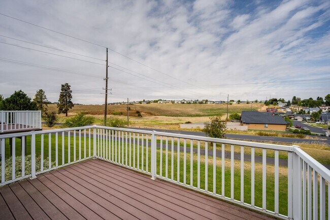 Building Photo - Charming Pullman Retreat with Space to Live and Entertain