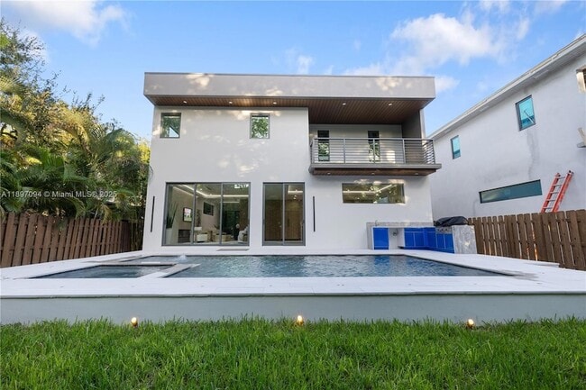 Building Photo - 807 SW 12th Ave