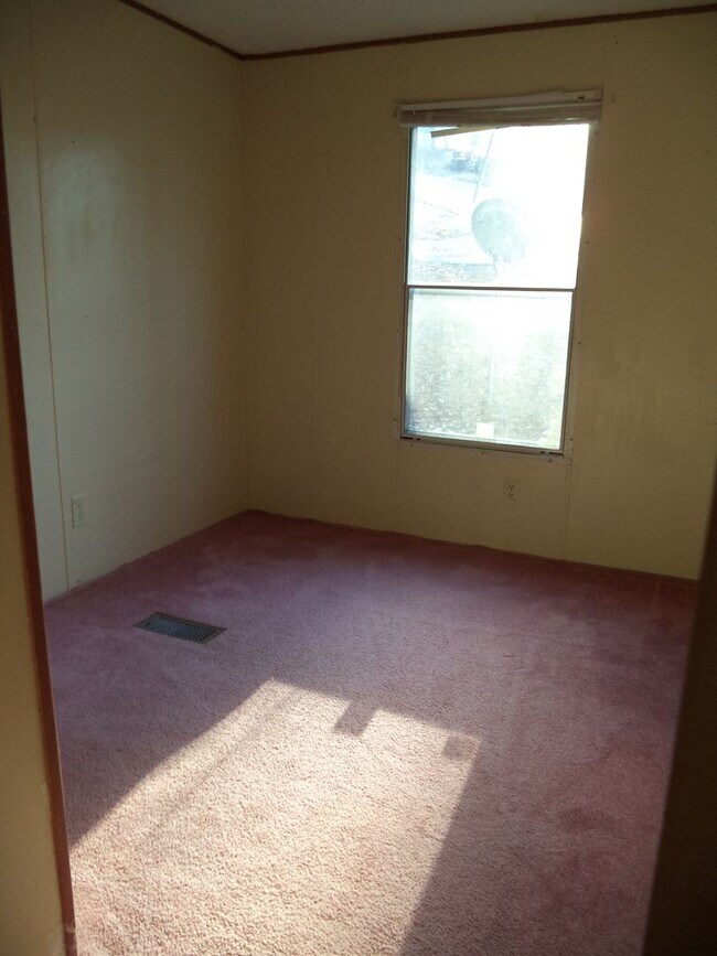 Building Photo - 3 Bedroom 2 Bath Mobile Home
