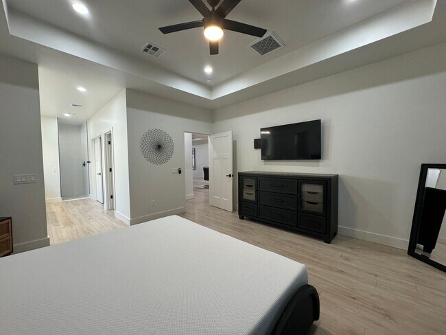 Building Photo - 6129 Lago Grande Dr