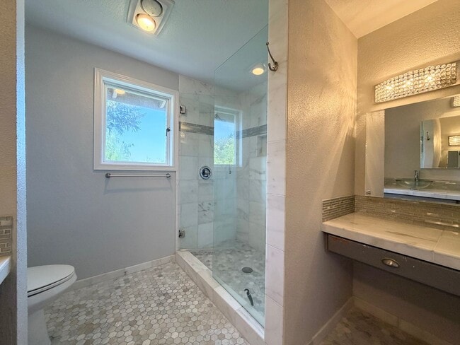 Building Photo - 3695 Sqft. Redondo home near Puget Sound!