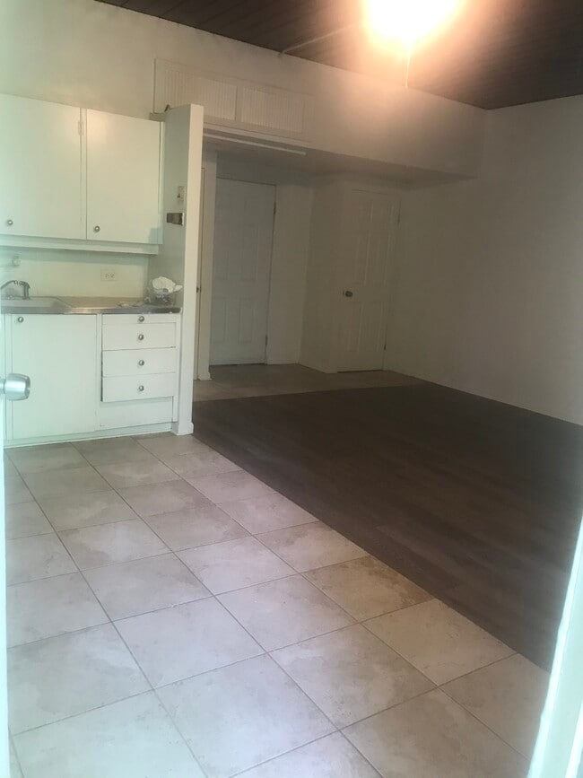 Building Photo - 200 E Algonquin Rd