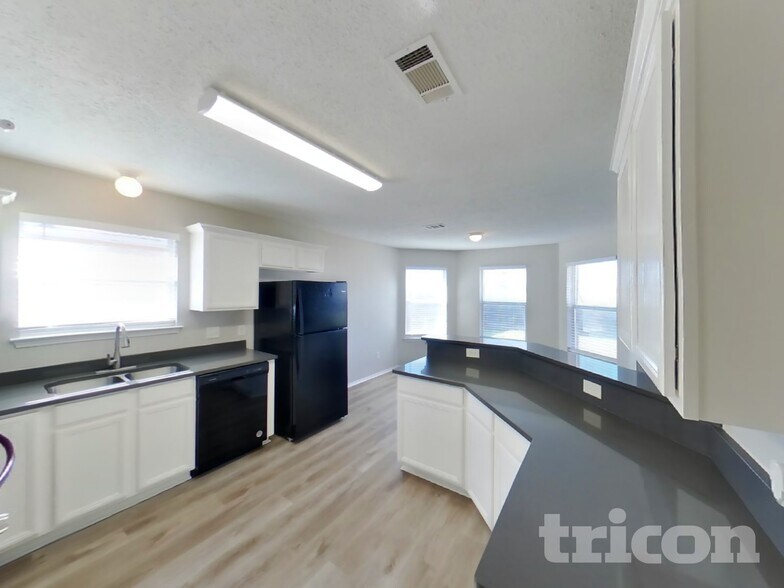 Building Photo - 100 Adams Dr