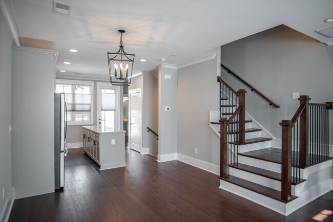 Building Photo - 2 BR 2.5 BA- Downtown Greenville Townhome-...
