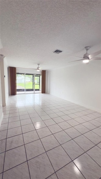 Building Photo - 873 Crystal Lake Dr
