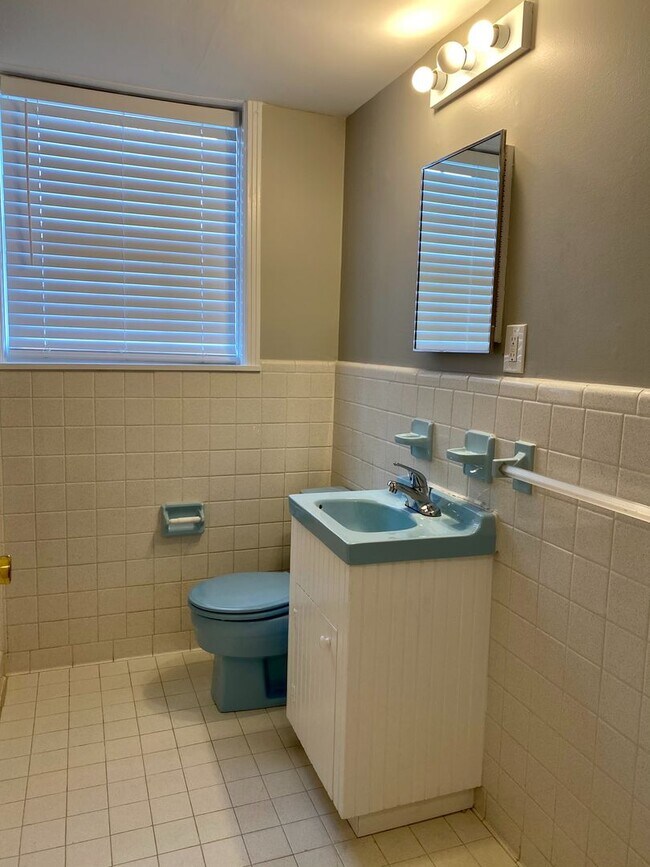 Building Photo - Location Location Location!!! 4bdr/2ba Split Level near Clarksville County Club!!