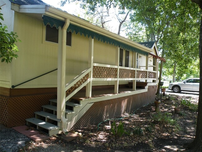 Building Photo - 703 Clear Lake Rd