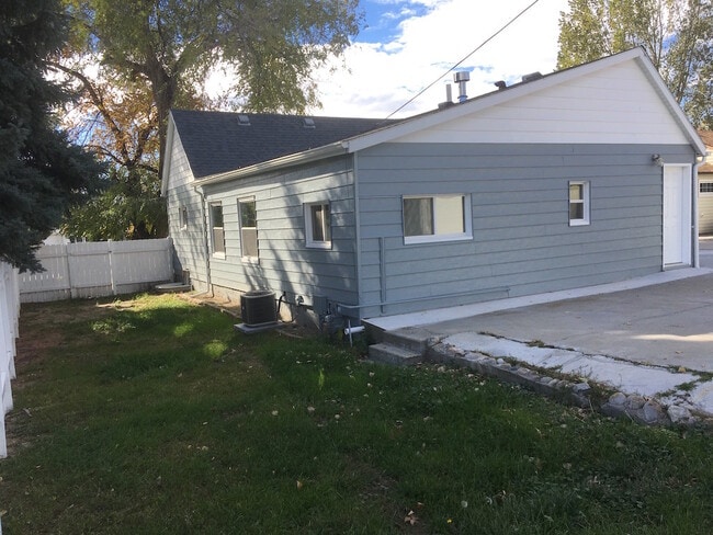 Building Photo - 4 bedroom, 2 bath Home