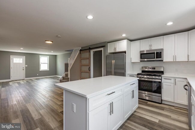 Building Photo - 454 Old Elm St