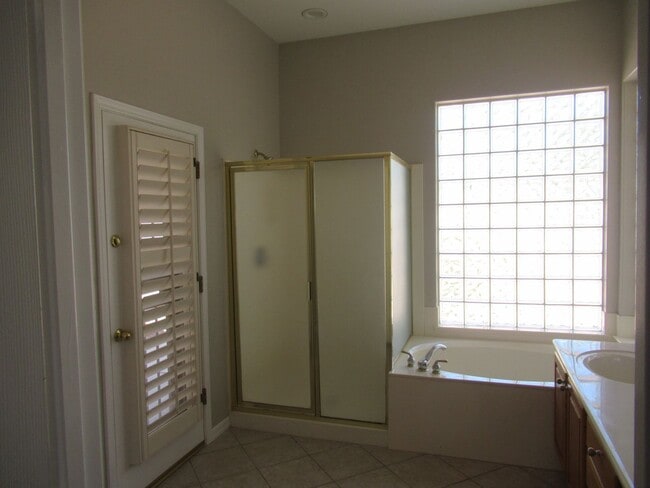 Building Photo - Nice 2 Bedroom Plus Bonus Room / 2 Bath Home in Chandler Gated Community!