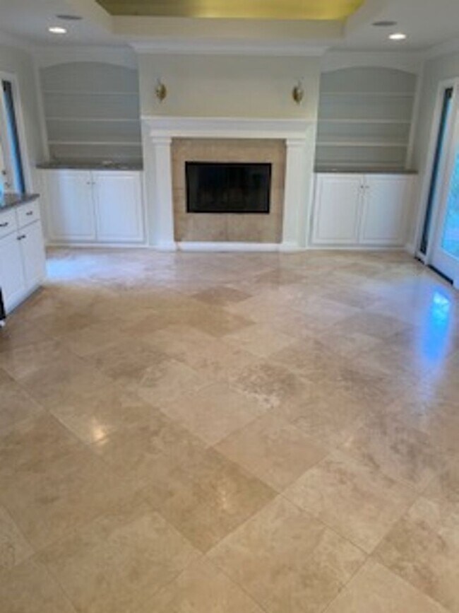 Building Photo - Elegant 4 bedroom, 3 bath large home locat...