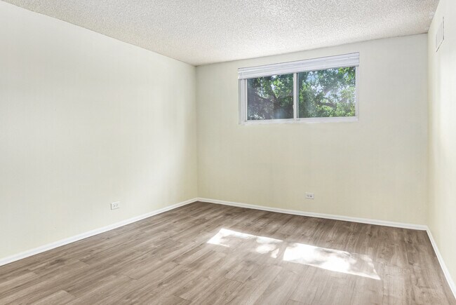 Building Photo - 2375 S Linden Ct