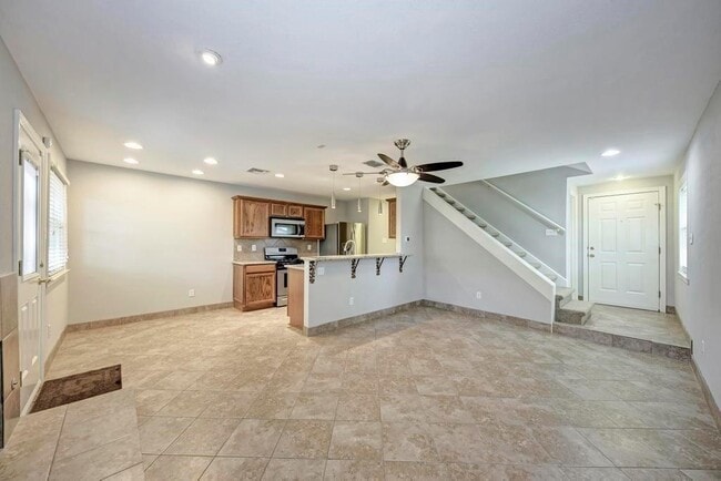 Building Photo - 1017 Solano Dr