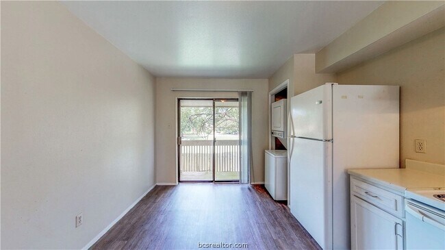 Building Photo - 303 Manuel Dr