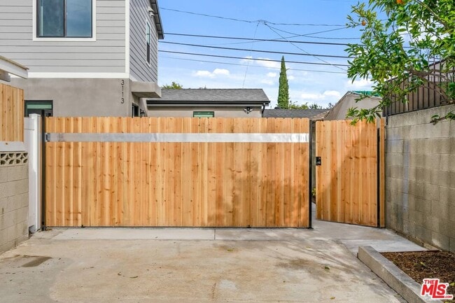 Building Photo - 3113 Hollydale Dr