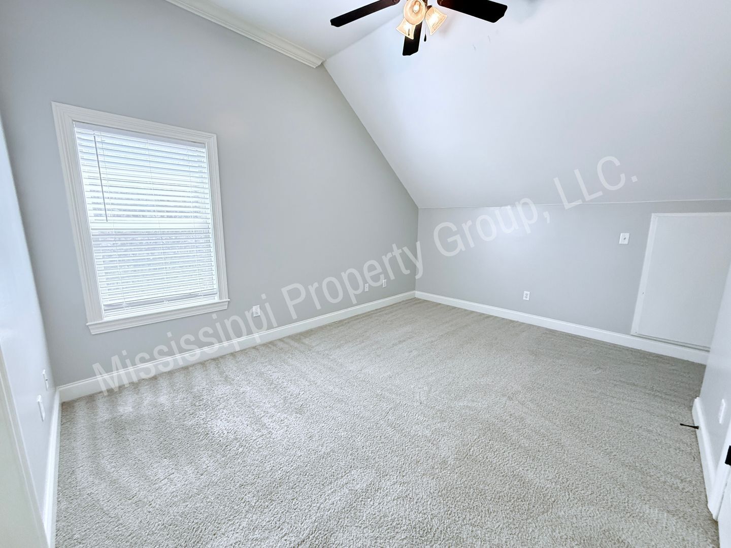 Building Photo - 135 Fallsgrove Dr