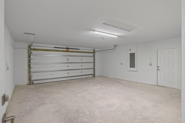 Building Photo - 5906 Hickory Dr