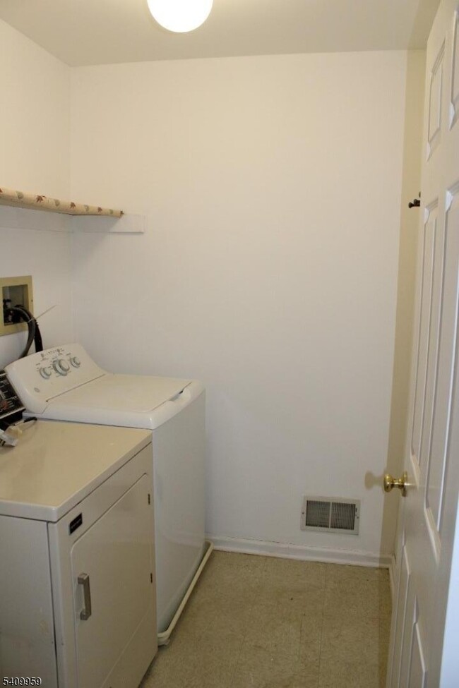 Building Photo - 2 Washington Ct