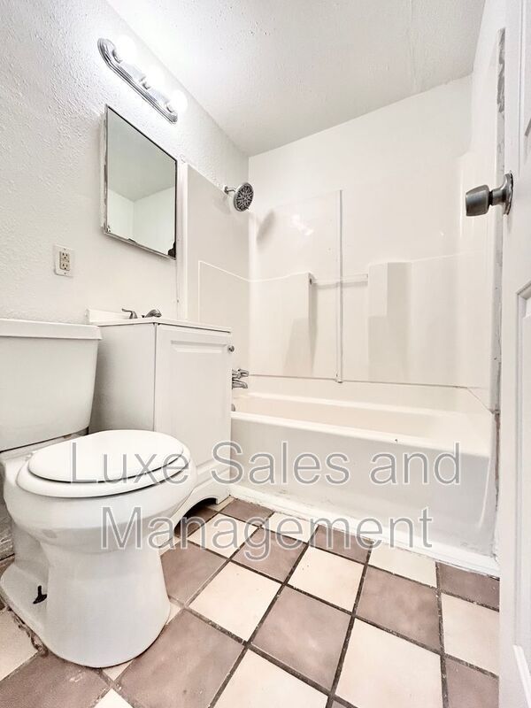 Building Photo - 1700 Karen Dr
