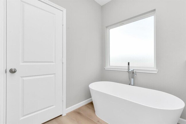 Building Photo - 2347 Hoskins Dr