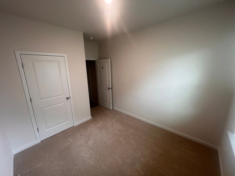 Building Photo - Room in House on Cramer Crk Dr