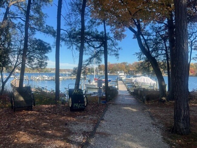 Building Photo - Gorgeous home with boat slip and water views