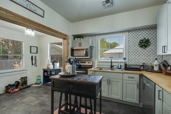 Building Photo - 1113 Taylor St