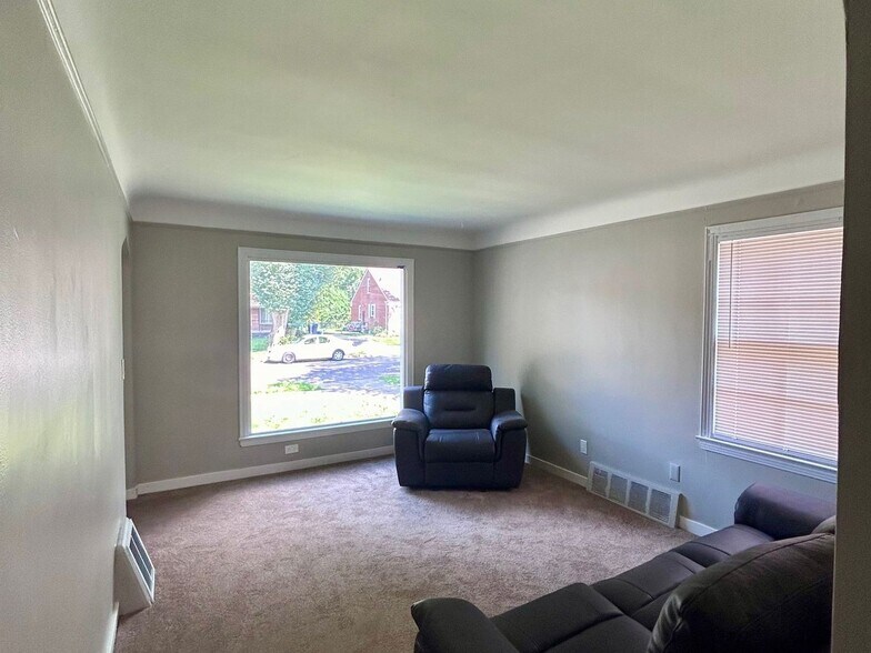 Building Photo - 16183 Dale St