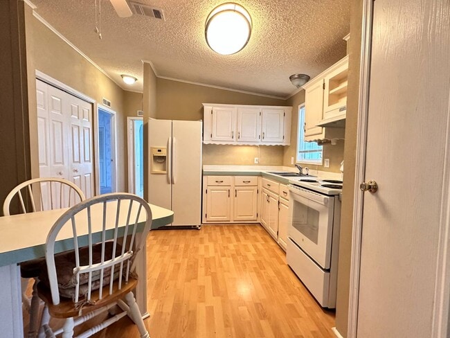 Building Photo - 608 Klickety Klak Ln
