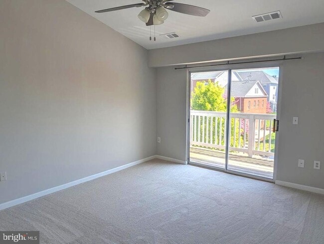 Building Photo - 673 Constellation Square SE