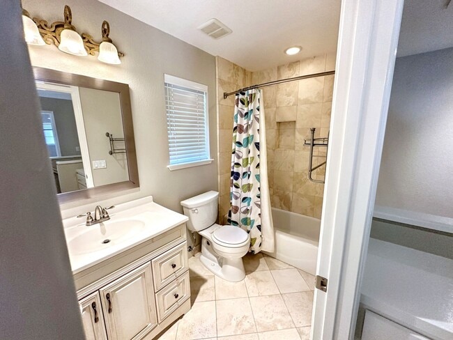 Building Photo - Elegant & Spacious 3BD Home | Pool Access,...