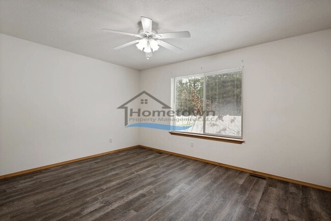 Building Photo - Lovely 3 Bedroom 2 Bath Home w/ 2 Car Gara...