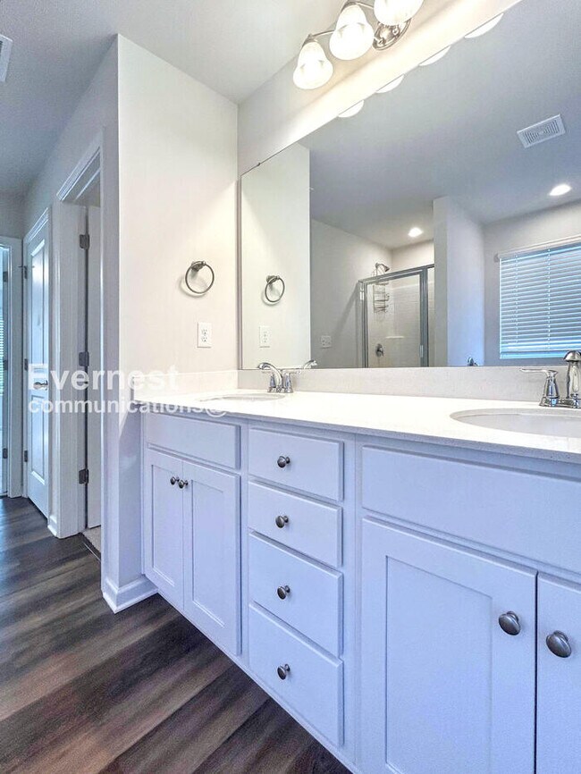 Building Photo - Limited Time Special Offer / 3 Bed, 3 Bath Home with Garage / Pet-Friendly / Vouchers Accepted / ...