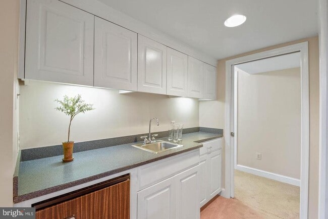 Building Photo - 1727 Oakcrest Dr
