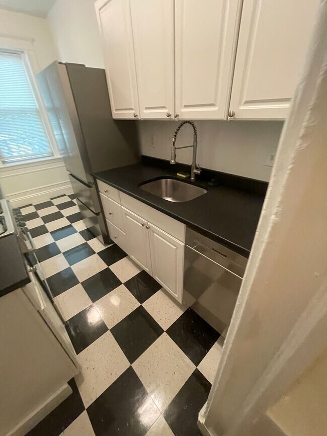 Building Photo - Brand new renovated studio with full kitch...