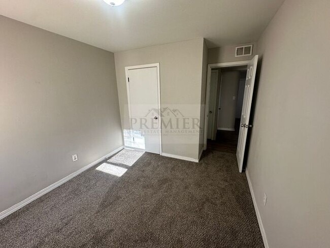 Building Photo - 6111 E 153rd St #B, Grandview, MO 64030 2B 1B - rent $895 / Move in ready/