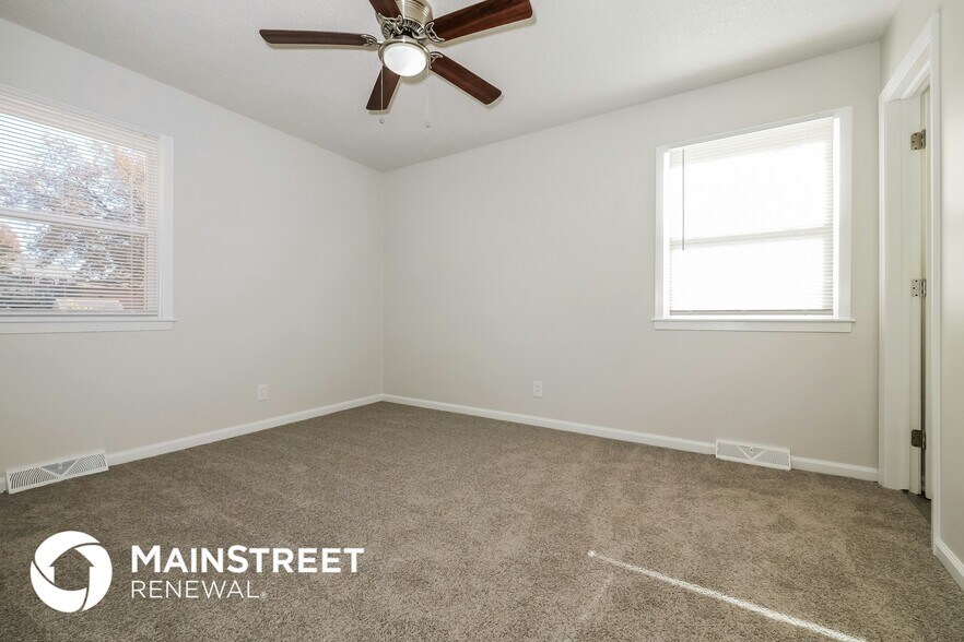 Building Photo - 403 E 9th St