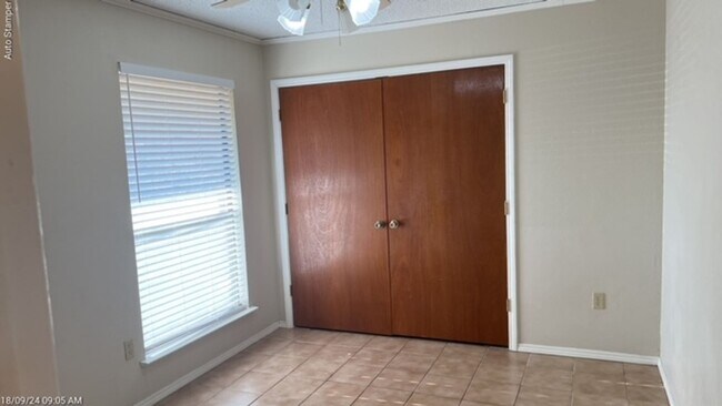 Building Photo - 3911 Firethorn Dr
