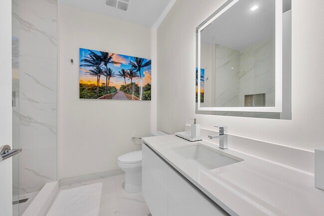 Building Photo - 220 Lake Shore Dr