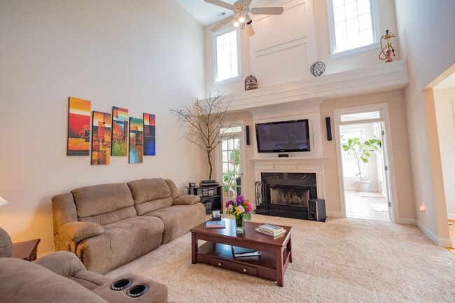 Building Photo - Gorgeous and Spacious 4 Bedroom home, Golf Course Views, Premium Finishes, Pet Friendly!