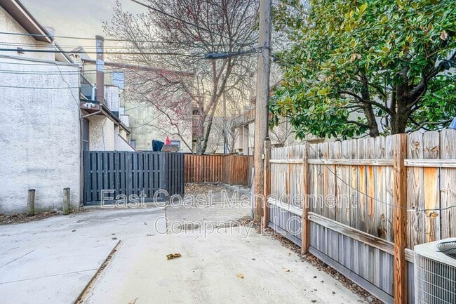 Building Photo - 724 S Hanover St