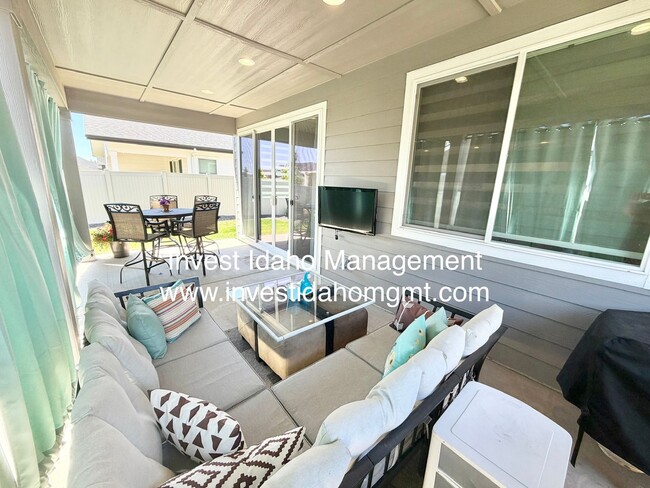 Building Photo - A Home You'll Fall in Love With