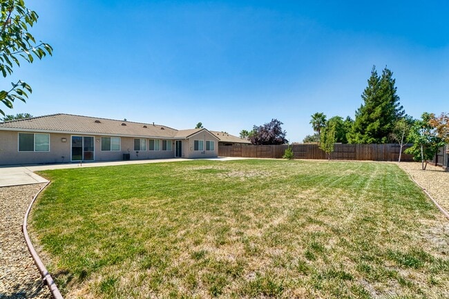 Building Photo - Stunning 4-Bedroom Home with Spacious Yard