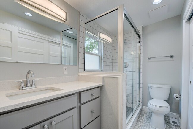 Building Photo - New Sunnyside House, Full Remodel, 2Bed/2Bath