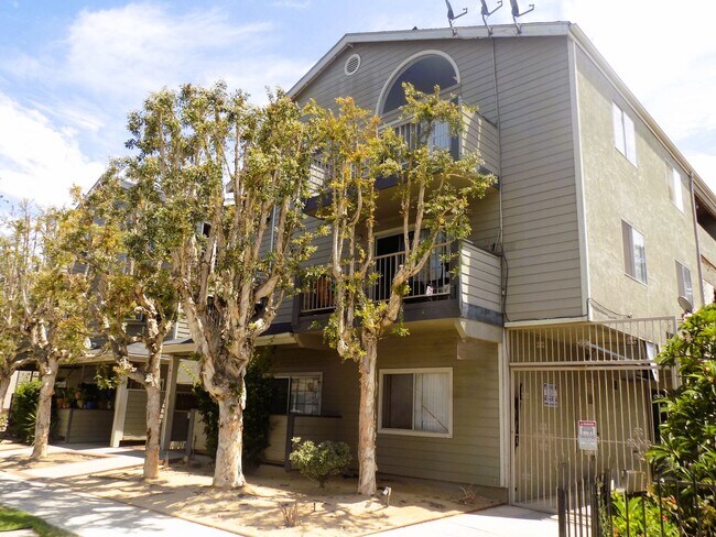 Primary Photo - SPACIOUS 2 BDRM, 2 BA WITH HIGH CEILING!
