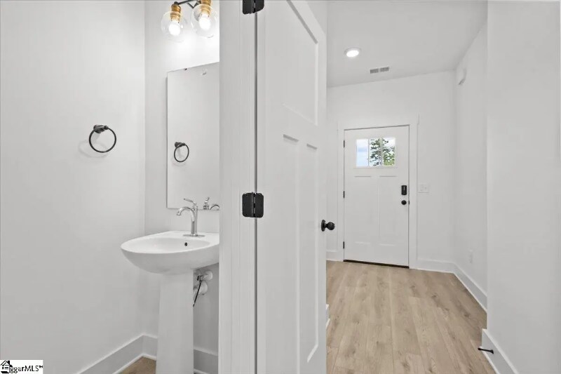 Building Photo - 208 Curhill Ln